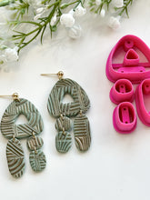 Load image into Gallery viewer, Triangle Organic Quadruple Dangle with Drill Guides Polymer Clay Cutter Set