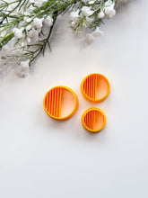 Load image into Gallery viewer, Circle Half Lined Polymer Clay Cutter
