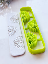 Load image into Gallery viewer, Daisy Bookmark Clay Cutter