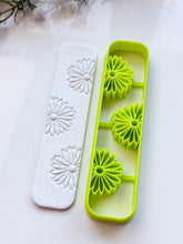 Load image into Gallery viewer, Daisy Bookmark Clay Cutter