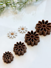 Load image into Gallery viewer, Daisy Detailed Polymer Clay Cutter