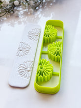 Load image into Gallery viewer, Daisy Bookmark Clay Cutter