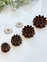 Load image into Gallery viewer, Daisy Detailed Polymer Clay Cutter