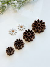 Load image into Gallery viewer, Daisy Detailed Polymer Clay Cutter