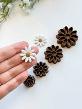 Load image into Gallery viewer, Daisy Detailed Polymer Clay Cutter