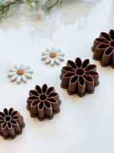 Load image into Gallery viewer, Daisy Detailed Polymer Clay Cutter