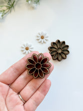 Load image into Gallery viewer, Daisy Detailed Polymer Clay Cutter