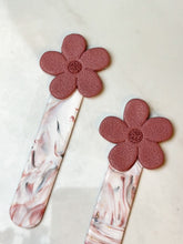Load image into Gallery viewer, Floral Bookmark Clay Cutter
