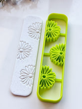 Load image into Gallery viewer, Daisy Bookmark Clay Cutter