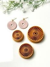 Load image into Gallery viewer, Corduroy Circle Polymer Clay Cutter