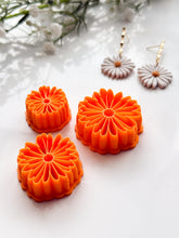 Load image into Gallery viewer, Daisy #2 Flower Spring Polymer Clay Cutter