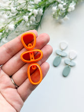Load image into Gallery viewer, Pebbles #4 with Drill Guides Polymer Clay Cutters Set