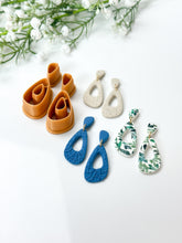 Load image into Gallery viewer, Duo Organic Triangle Donut with Drill Guides Polymer Clay Cutter Set PCC1802