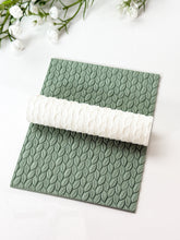 Load image into Gallery viewer, Knitted Leaves Texture Roller