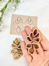 Load image into Gallery viewer, Floral 2-piece Polymer Clay Cutter Set