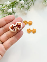 Load image into Gallery viewer, Sunglasses Detailed Polymer Clay Cutter