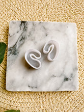 Load image into Gallery viewer, Organic U-Shape The Claire Clay Cutter