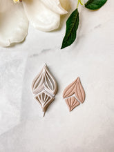 Load image into Gallery viewer, Detailed Whale’s Tail Polymer Clay Cutter