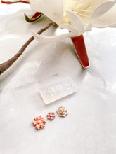 Load image into Gallery viewer, Micro Floral Mold 16
