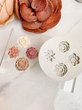 Load image into Gallery viewer, Stud Floral Mold 04