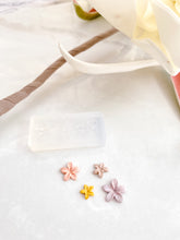 Load image into Gallery viewer, Micro Floral Mold 12