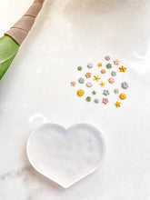 Load image into Gallery viewer, Micro Floral Mold 14