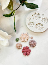 Load image into Gallery viewer, Stud Floral Mold #8