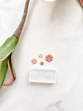 Load image into Gallery viewer, Micro Floral Mold 15