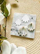 Load image into Gallery viewer, Pointy Shell Polymer Clay Cutter