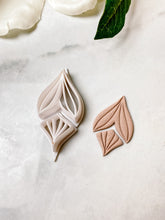 Load image into Gallery viewer, Detailed Whale’s Tail Polymer Clay Cutter