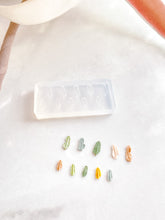 Load image into Gallery viewer, Micro Floral Mold 13
