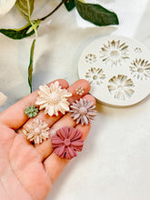 Load image into Gallery viewer, Stud Floral Mold #8