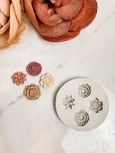 Load image into Gallery viewer, Stud Floral Mold 04