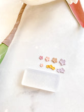 Load image into Gallery viewer, Micro Floral Mold 21