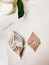 Load image into Gallery viewer, Detailed Whale’s Tail Polymer Clay Cutter