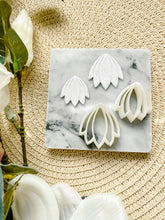 Load image into Gallery viewer, Pointy Shell Polymer Clay Cutter