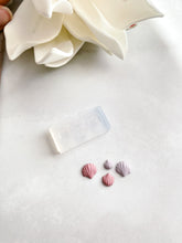 Load image into Gallery viewer, Micro Floral Mold 18