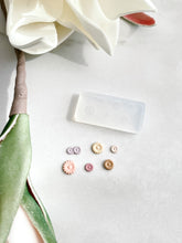 Load image into Gallery viewer, Micro Floral Mold 17