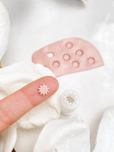 Load image into Gallery viewer, Flower #4 Micro Cutter