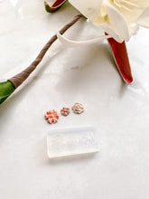 Load image into Gallery viewer, Micro Floral Mold 16