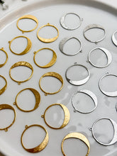 Load image into Gallery viewer, 18K Gold/Platinum Plated Circle Bezel with One Hole
