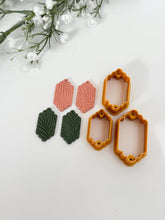 Load image into Gallery viewer, Vintage Scalloped Shape with Drill Guides Polymer Clay Cutter
