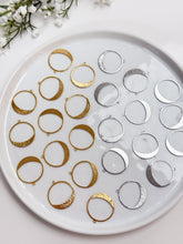 Load image into Gallery viewer, 18K Gold/Platinum Plated Circle Bezel with One Hole
