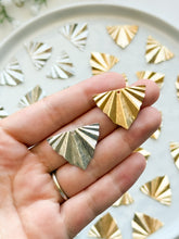 Load image into Gallery viewer, 18K Gold/Platinum Plated Fan Pendant with One Hole
