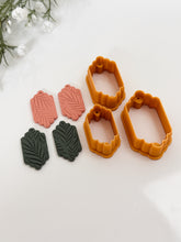 Load image into Gallery viewer, Vintage Scalloped Shape with Drill Guides Polymer Clay Cutter
