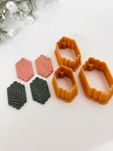Load image into Gallery viewer, Vintage Scalloped Shape with Drill Guides Polymer Clay Cutter
