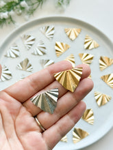 Load image into Gallery viewer, 18K Gold/Platinum Plated Fan Pendant with One Hole
