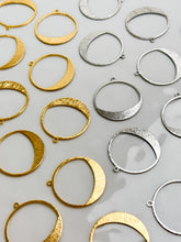 Load image into Gallery viewer, 18K Gold/Platinum Plated Circle Bezel with One Hole
