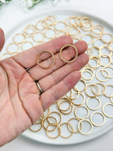 Load image into Gallery viewer, 18K Gold Plated Brass Circle Bezel Connector
