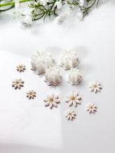 Load image into Gallery viewer, Daisy 2026 Detailed Polymer Clay Cutter PCC1805

